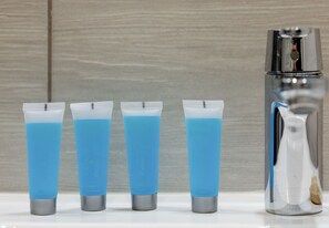 Dusj, toalettartikler (inkludert), hårføner og håndklær