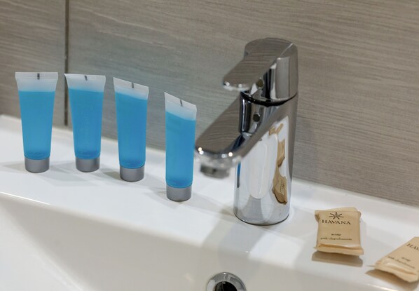 Dusj, toalettartikler (inkludert), hårføner og håndklær