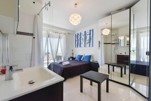 Een douche, een haardroger, handdoeken, zeep