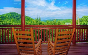 Property grounds - Cliffside Mountain View - Private indoor pool, gorgeous views, theater, game room, and more! (Sevierville)