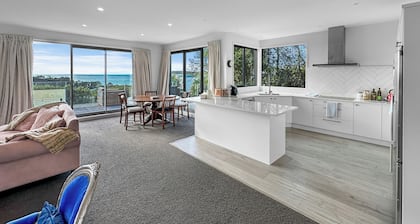 Murrays Gem l Modern 4bed Stunner l Sea View & Spa!