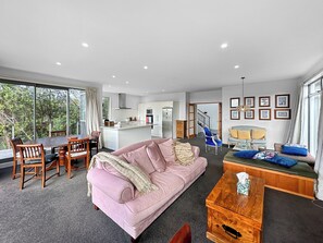 Una Smart TV, una chimenea, libros