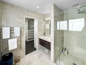 Secador de pelo, toallas, jabón y champú