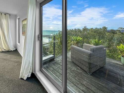 Murrays Gem l Modern 4bed Stunner l Sea View & Spa!