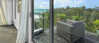 Murrays Gem l Modern 4bed Stunner l Sea View & Spa!
