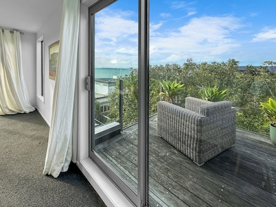 Murrays Gem l Modern 4bed Stunner l Sea View & Spa!