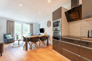 Fridge, microwave, oven, stovetop - holiday home in Goirle with sauna (Goirle)
