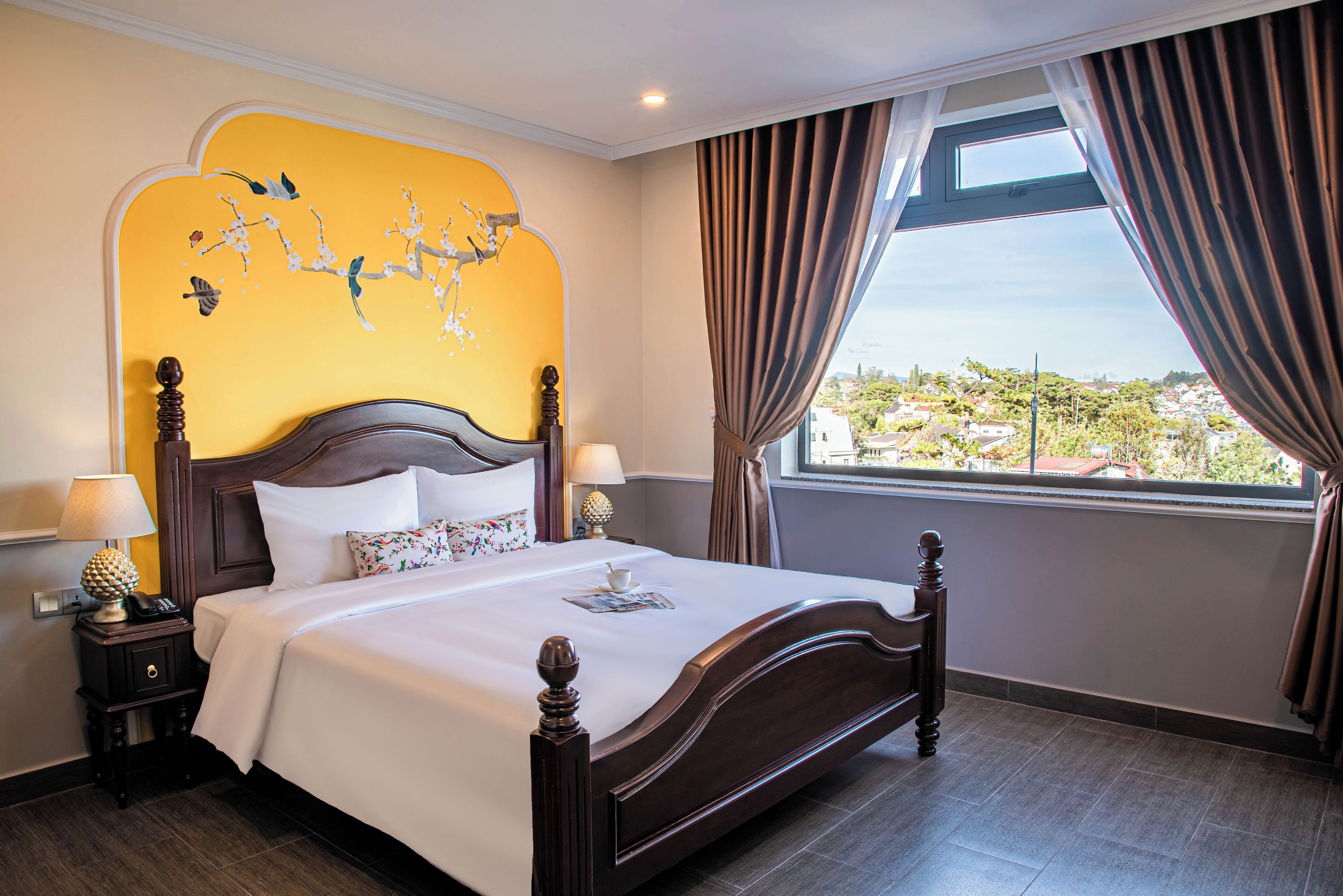 全景客房, 1 张特大床 | 高档床上用品、客房内保险箱、办公桌、遮光窗帘