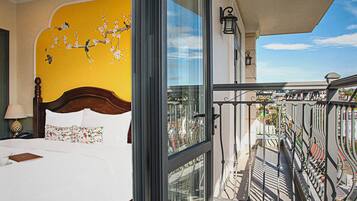 Ropa de cama de alta calidad y caja de seguridad en la habitación