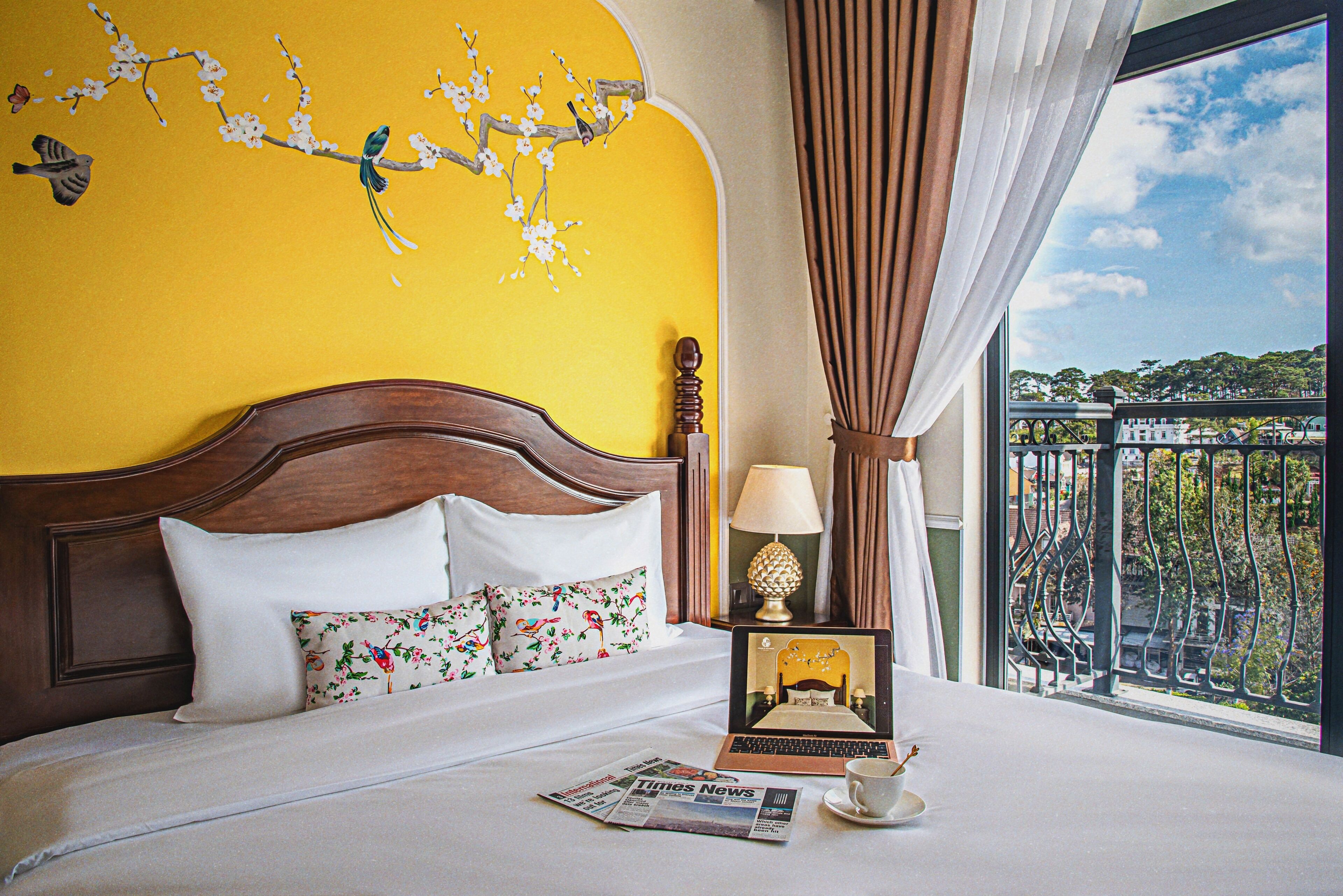 Ropa de cama de alta calidad y caja de seguridad en la habitación 