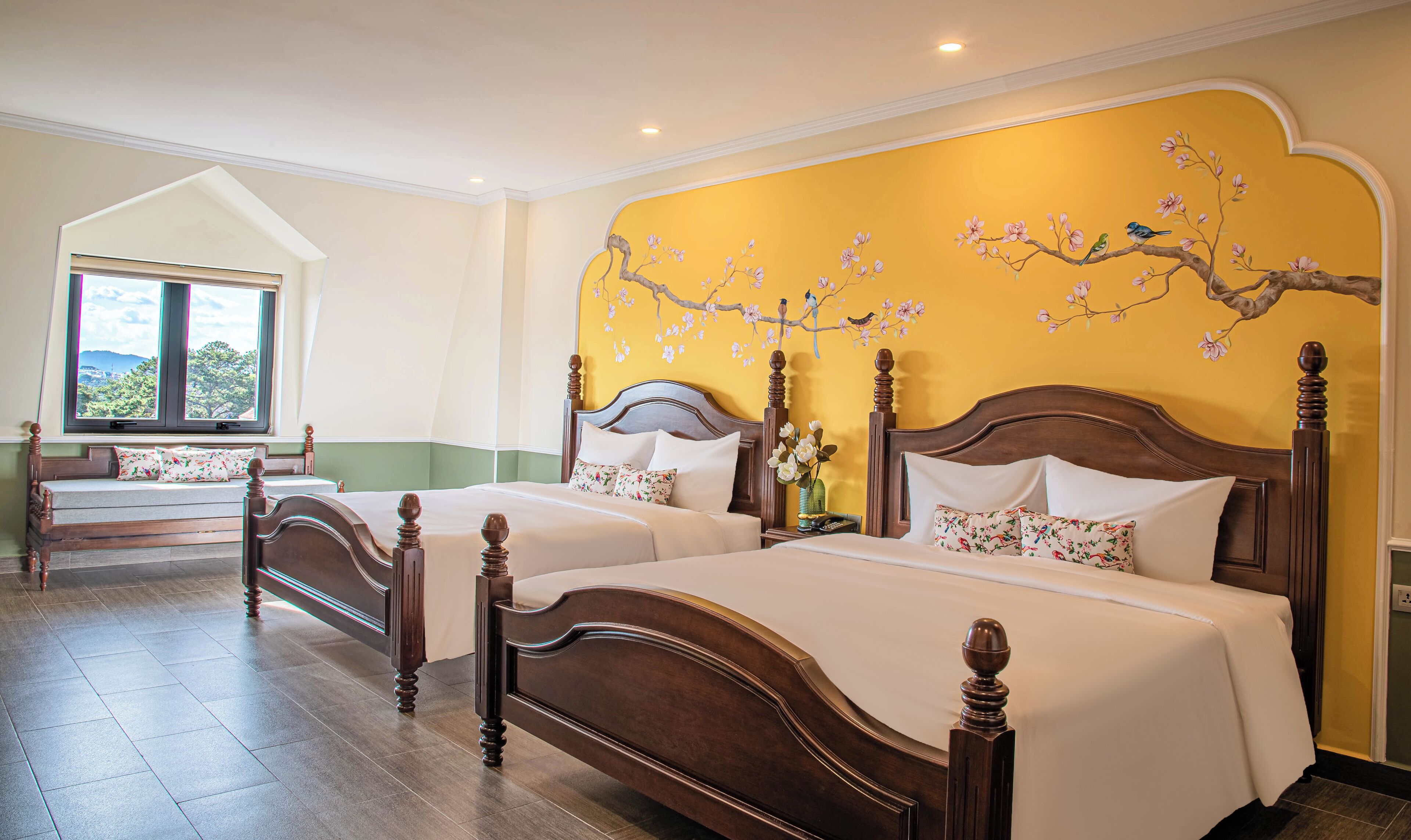 基础四人房 | 高档床上用品、客房内保险箱、办公桌、遮光窗帘