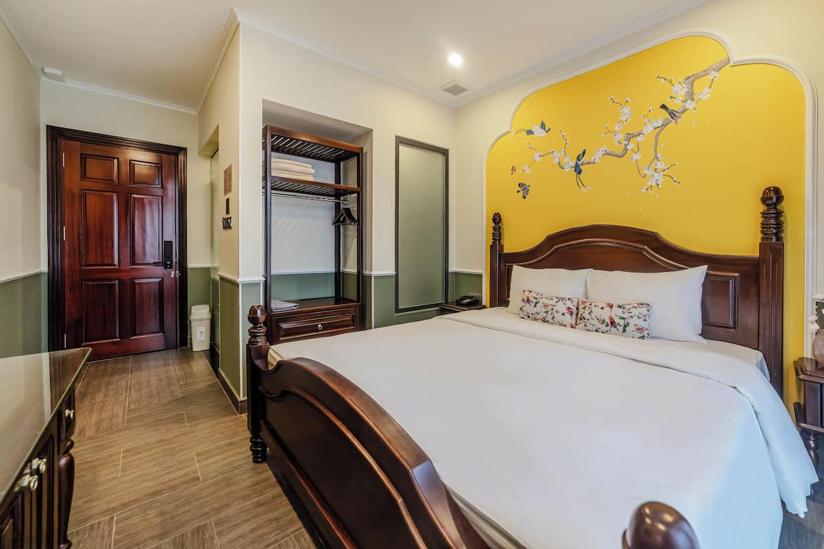 Ropa de cama de alta calidad y caja de seguridad en la habitación