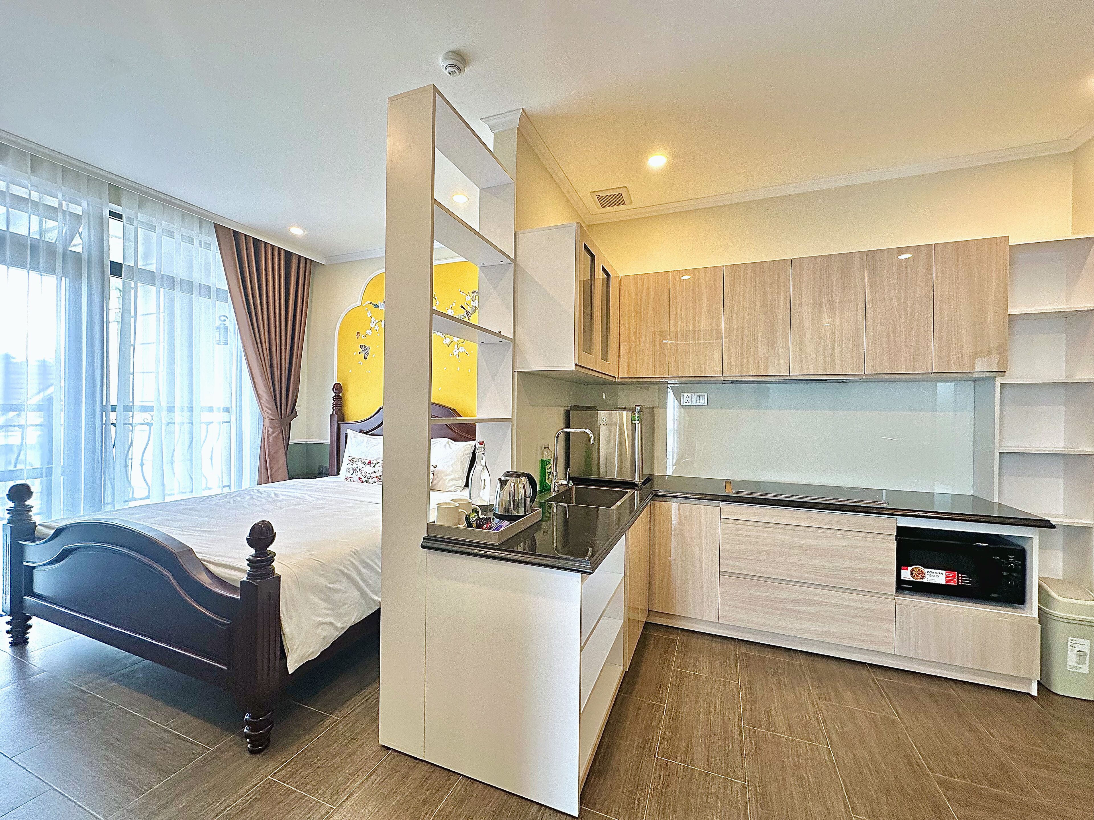 家庭公寓 | 高档床上用品、客房内保险箱、办公桌、遮光窗帘