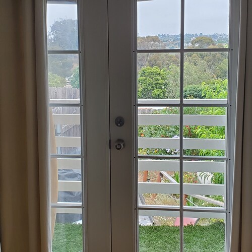 Beach Surfer Bungalow 16 blocks from beach, pool and private yard and patio