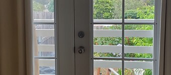 Beach Surfer Bungalow 16 blocks from beach, pool and private yard and patio