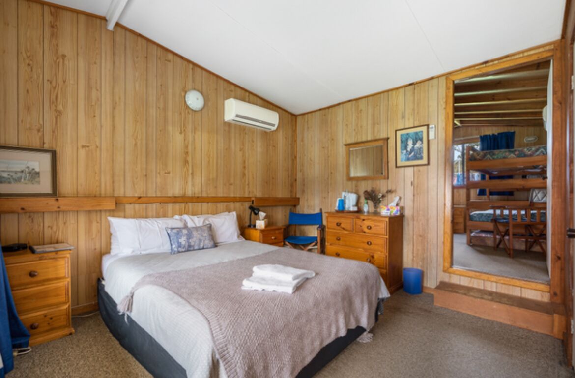 10 bedrooms, iron/ironing board, WiFi, bed sheets