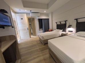 Habitación superior con 2 camas individuales | Caja de seguridad en la habitación y escritorio