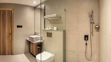 Buồng tắm vòi sen, đồ dùng nhà tắm miễn phí, dép đi trong nhà