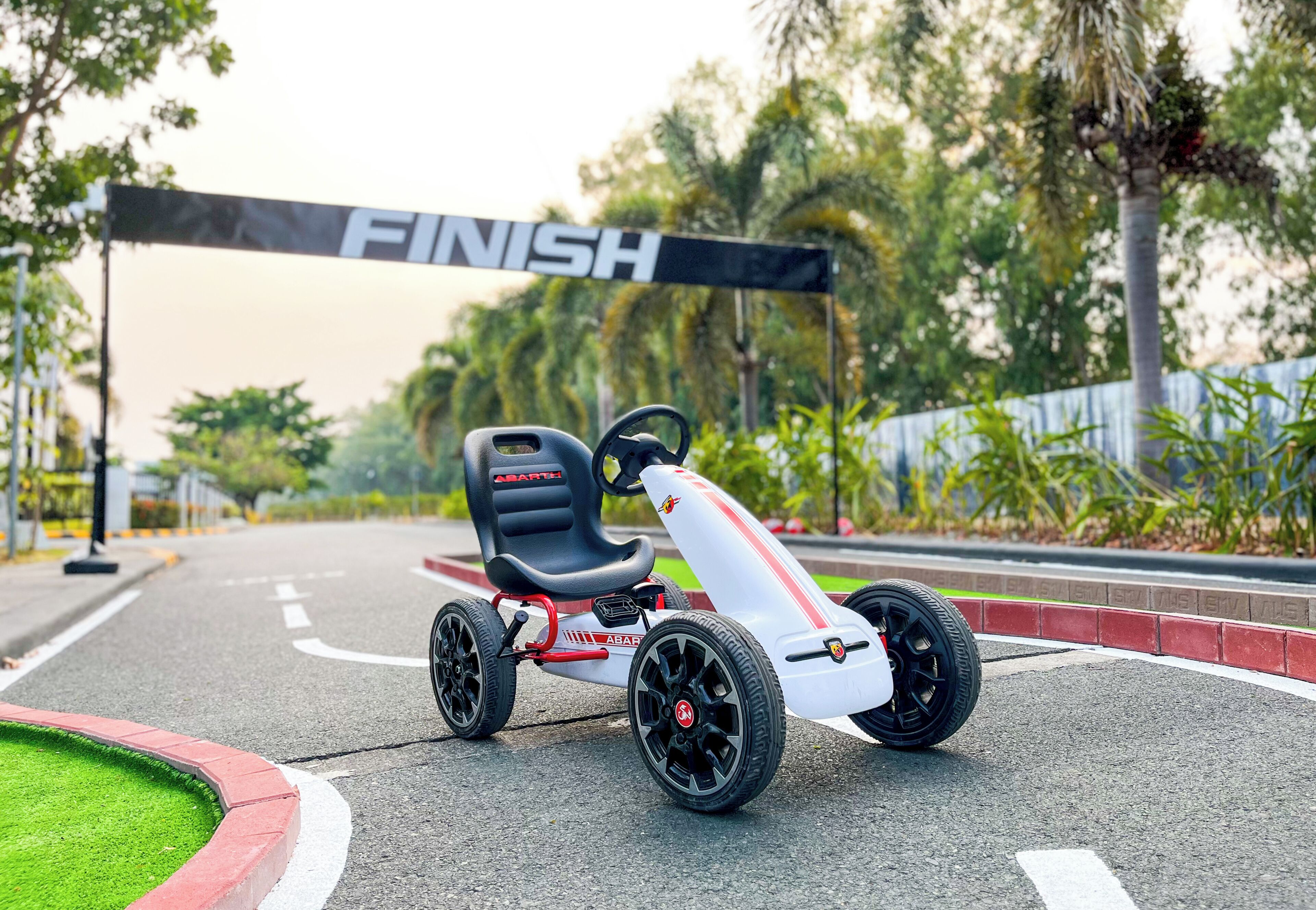 Ein Go-Kart auf einer Rennstrecke mit einem 'FINISH'-Schild darüber.