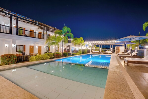 5 outdoor pools - The Mansion Boutique Hotel (Mabalacat City)