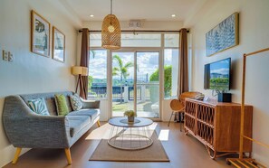 Comfort Villa | Down comforters, memory foam beds, in-room safe, individually decorated - The Mansion Boutique Hotel (Mabalacat City)