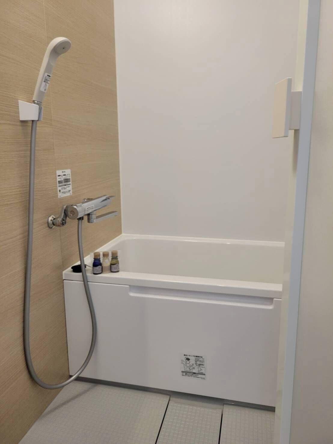 Combined shower/tub, free toiletries, hair dryer, towels