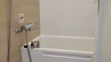 Combined shower/tub, free toiletries, hair dryer, towels