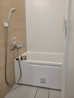 Ducha y bañera combinadas y artículos de higiene personal gratuitos