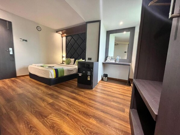 Suite, City View | Desk, soundproofing, free WiFi, bed sheets - Glitz Hotel P Inn  (Mumbai)