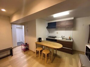 Kühlschrank, Mikrowelle, Herdplatte, Kochgeschirr/Geschirr/Besteck