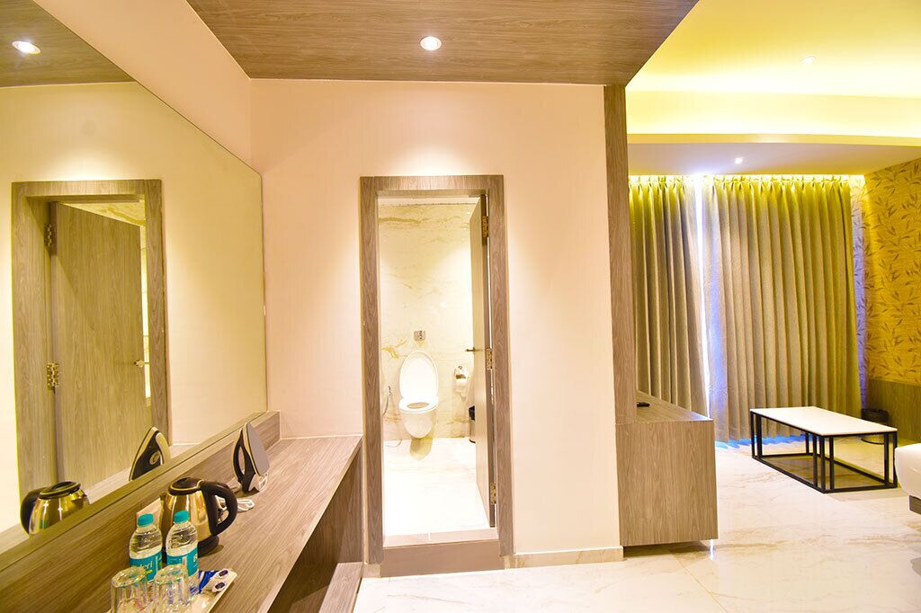 Suite, City View | In-room safe, desk, soundproofing, iron/ironing board