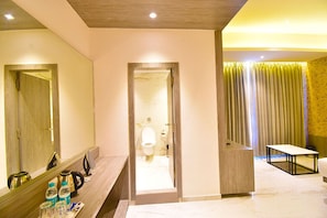 Suite, Stadtblick | Zimmersafe, Schreibtisch, schallisolierte Zimmer, Bügeleisen/Bügelbrett