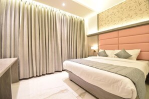 ตู้นิรภัยในห้องพัก, โต๊ะทำงาน, ห้องเก็บเสียง, เตารีด/โต๊ะรีดผ้า