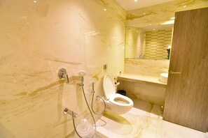 Een regendouche, gratis toiletartikelen, pantoffels, een bidet