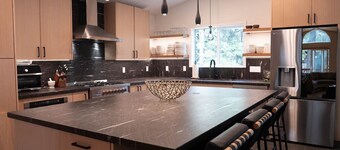 Zermatt - Mountain Retreat Near Beach and Skiing, HotTub