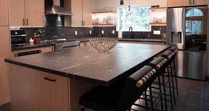 Zermatt - Mountain Retreat Near Beach and Skiing, HotTub