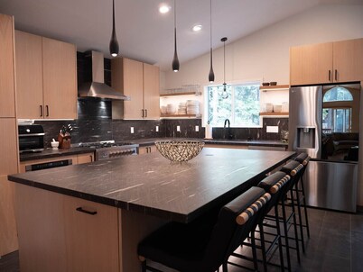 Zermatt - Mountain Retreat Near Beach and Skiing, HotTub