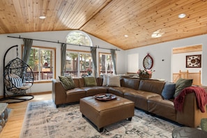Smart TV, fireplace, video games, stereo - Zermatt - Mountain Retreat Near Beach and Skiing, HotTub (Tahoe City)