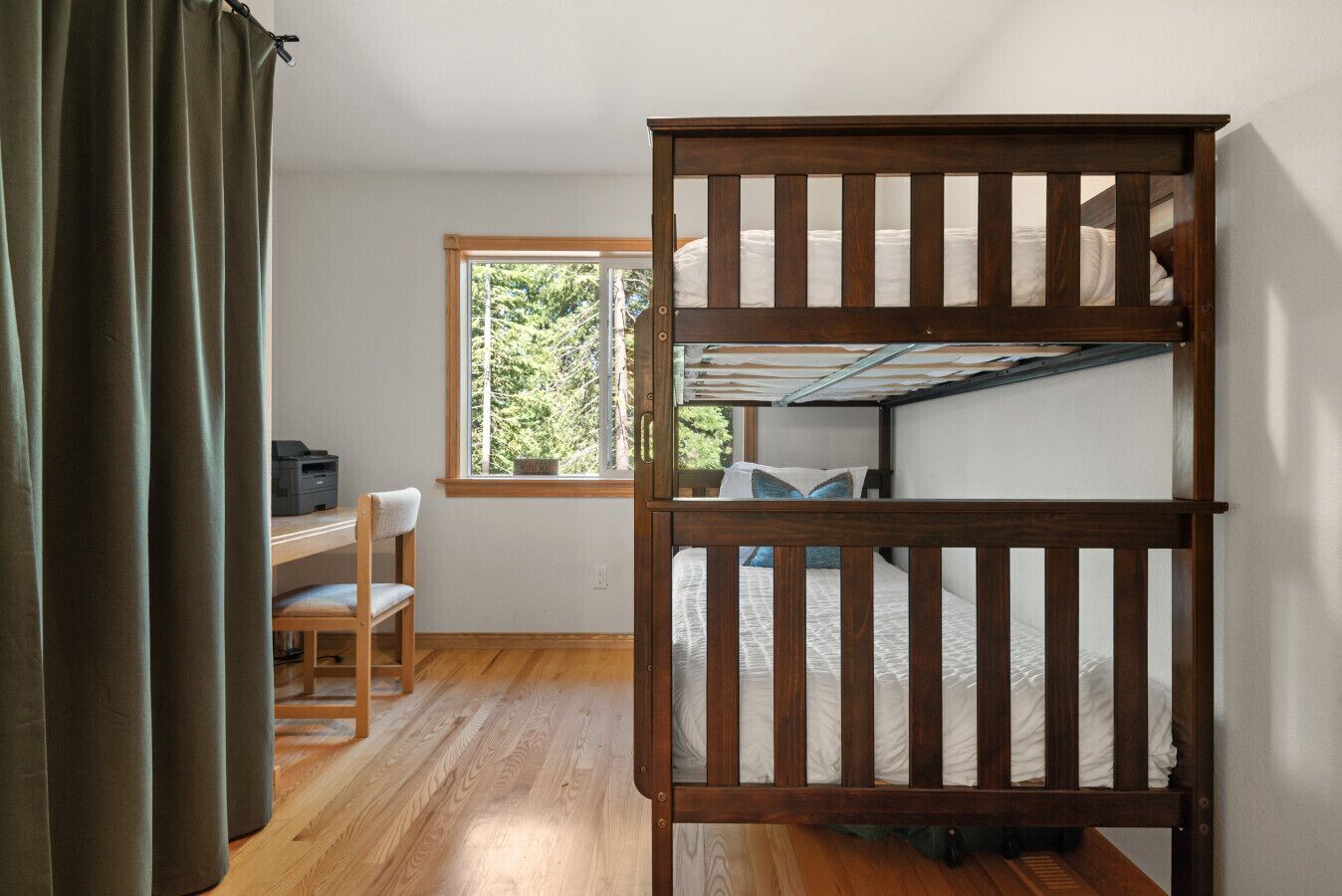 5 habitaciones, tabla de planchar con plancha y cuna de viaje 