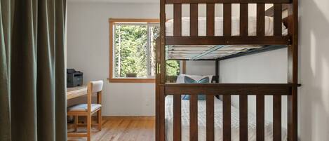 5 habitaciones, tabla de planchar con plancha y cuna de viaje