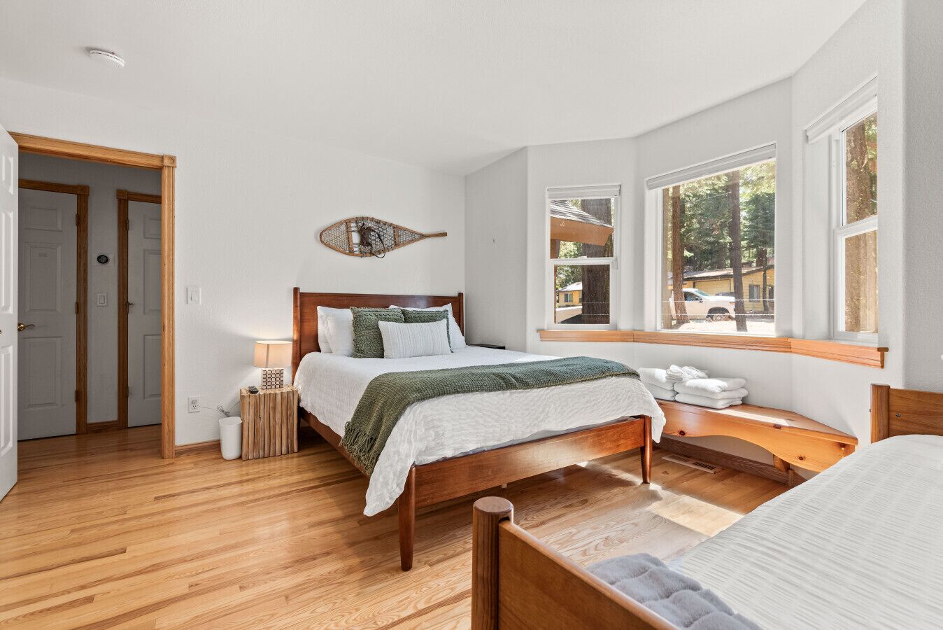 5 habitaciones, tabla de planchar con plancha y cuna de viaje 