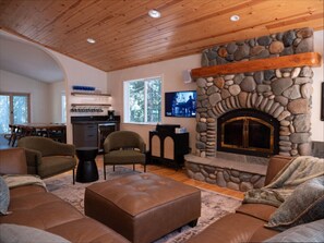 Televisor intel·ligent, llar de foc, videojocs i estèreo 