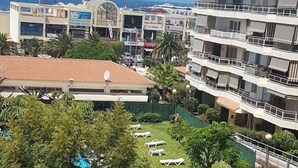 A hotel with multiple floors, a rooftop pool, and a landscaped garden with lounge chairs. - Los Cristianos, 3 Bedrooms & WiFi Free (LOS CRISTIANOS)