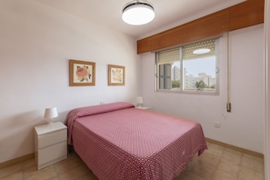 1 slaapkamer, een strijkplank/strijkijzer, gratis wifi, beddengoed