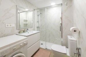 Douche, séchoir à cheveux, serviettes fournies