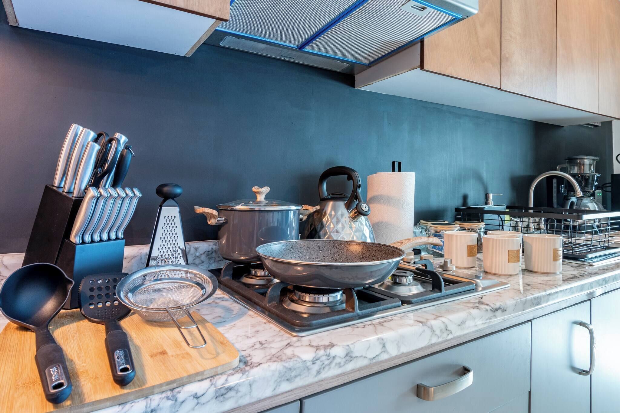 Réfrigérateur, micro-ondes, plaque de cuisson, cafetière/bouilloire