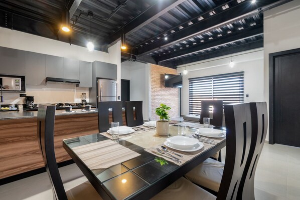 Cozinha moderna com espaço para refeições.