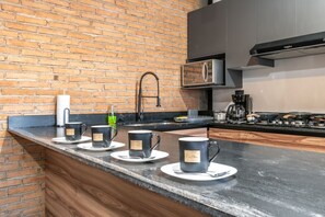 Réfrigérateur, four à micro-ondes, surface de cuisson, cafetière-théière