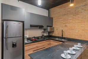 Fridge, microwave, stovetop, coffee/tea maker - Depa Industrial Lujoso #2 (Durango)