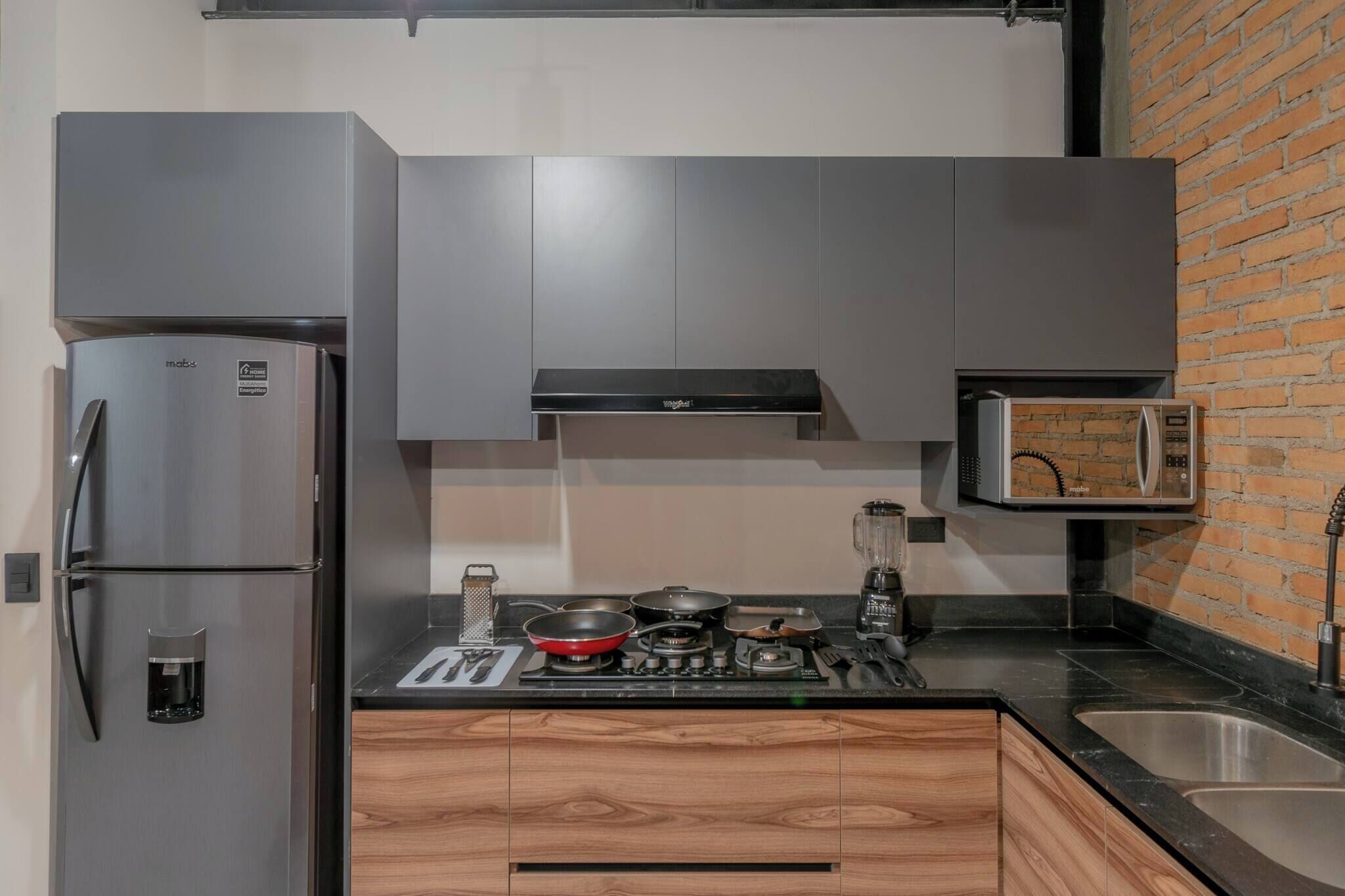 Frigorífico, microondas, placa de cocina y cafetera o tetera